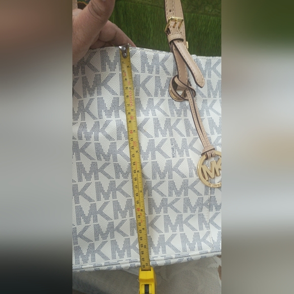 Authentic Michael Kors Pocketbook Tote in Vanilla - Picture 9 of 14